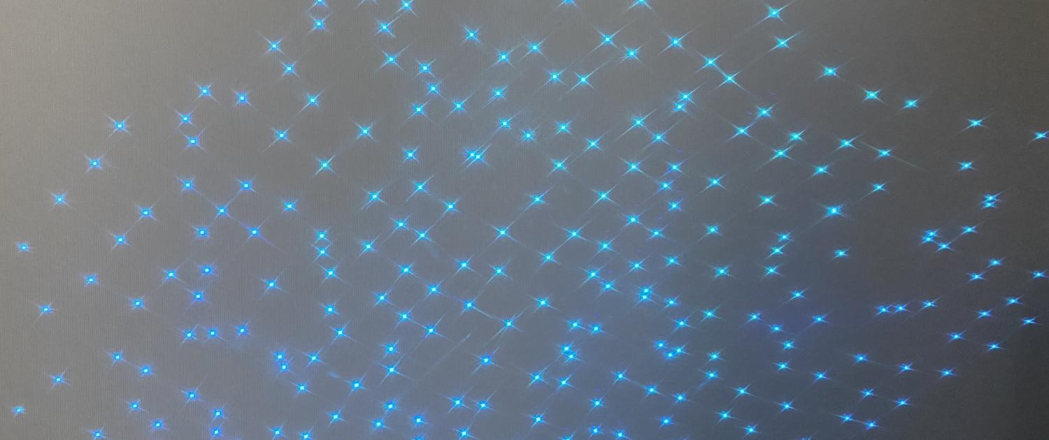 Laserstrahlen hellblau